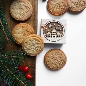 Házak és hóesés - Karácsonyi mézeskalács kekszpecsét - otthon & életmód - konyhafelszerelés, tálalás - sütés, főzés - sütidísz - Meska.hu Házak és hóesés - Karácsonyi mézeskalács kekszpecsét - otthon & életmód - konyhafelszerelés, tálalás - sütés, főzés - sütidísz - Meska.hu