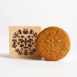 Méhecskés, virágos sütipecsét - Linzerhez, mézeskalácshoz, spekulatius kekszhez - Meska.hu