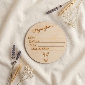 Fából készült baba emléktábla, babaszoba dekor, ajándék születésre, babafotózáshoz kiegészítő - Meska.hu