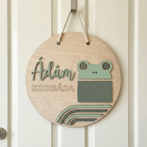 Egyedi ajtódísz, állatfigurás névtábla ajtóra, békás névtábla, kreatív fotózási kellék - otthon & életmód - dekoráció - ajtó- és ablak dekoráció - ajtódísz & kopogtató - Meska.hu