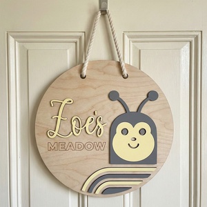 Egyedi gyerekszoba ajtódísz, névtábla falra, méhecske mintával, kreatív fotózási kellék - otthon & életmód - dekoráció - ajtó- és ablak dekoráció - ajtódísz & kopogtató - Meska.hu