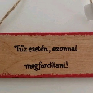 Vicces tábla, Otthon & Életmód, Dekoráció, Kép & Falikép, Táblakép, Gravírozás, pirográfia, Famegmunkálás, Felakasztható vicces tábla. 
 Alapanyaga: fa  Mérete: kb. 10x4,5x0,3 cm . 
A táblát pirográf techni..., MESKA
