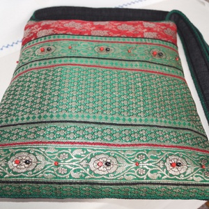 FOGLALT!! Zöld-ezüst-piros, virágos, különleges indiai esküvő, közepes méretű válltáska  - táska & tok - kézitáska & válltáska - válltáska - Meska.hu