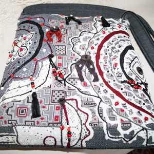 Fekete, szürke, fehér, bordó, csipkés, gyöngyös, vintage, bohém, cipzáros közepes méretű női válltáska zsebekkel - táska & tok - kézitáska & válltáska - válltáska - Meska.hu