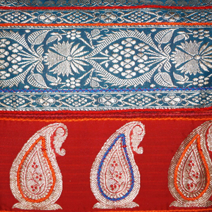 Kék, ezüst, piros, indiai esküvői száriból készült, piros csíkos, közepes méretű női válltáska zipzárral és zsebbel - táska & tok - kézitáska & válltáska - vállon átvethető táska - Meska.hu