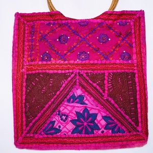Pink, virágos indiai textilekből készült, géppel és kézzel hímzett, két oldalas, patchwork közepes méretű női kézitáska - Meska.hu