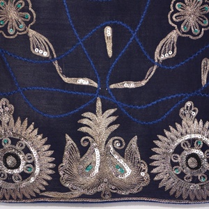 Kék, ezüst, virágos indiai esküvői száriból készült, kézzel hímzett, közepes méretű cipzáros női válltáska zsebekkel - táska & tok - kézitáska & válltáska - válltáska - Meska.hu