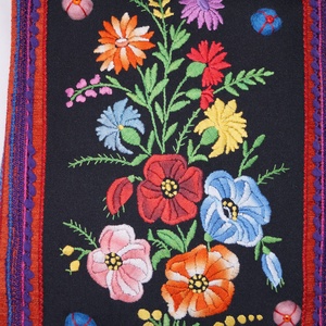 Színes, kézzel hímzett, vintage mezei virágos,  gyöngyös, zsebes, cipzáros, fekete, közepes méretű női válltáska  - táska & tok - kézitáska & válltáska - vállon átvethető táska - Meska.hu