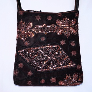 FOGLALT! Fekete, bronz, virágos indiai száriból készült, kézzel hímzett, közepes méretű cipzáros női válltáska zsebekkel - táska & tok - kézitáska & válltáska - válltáska - Meska.hu