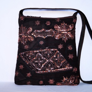 FOGLALT! Fekete, bronz, virágos indiai száriból készült, kézzel hímzett, közepes méretű cipzáros női válltáska zsebekkel - táska & tok - kézitáska & válltáska - válltáska - Meska.hu