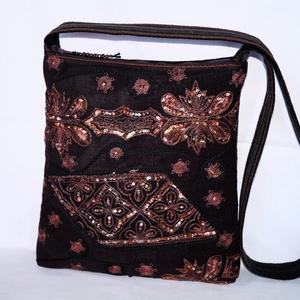 FOGLALT! Fekete, bronz, virágos indiai száriból készült, kézzel hímzett, közepes méretű cipzáros női válltáska zsebekkel - táska & tok - kézitáska & válltáska - válltáska - Meska.hu