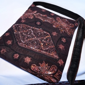 FOGLALT! Fekete, bronz, virágos indiai száriból készült, kézzel hímzett, közepes méretű cipzáros női válltáska zsebekkel - táska & tok - kézitáska & válltáska - válltáska - Meska.hu