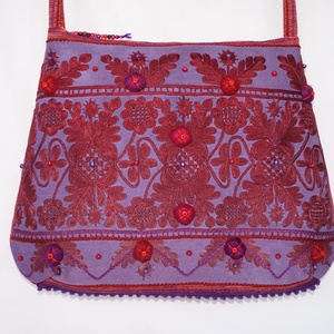 Piros, lila, kézzel hímzett, széki hímzett textíliából készült, nagy méretű, zsebes, női pakolós válltáska  - Meska.hu