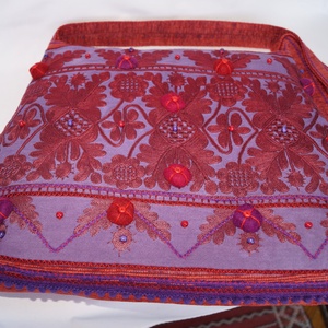 Piros, lila, kézzel hímzett, széki hímzett textíliából készült, nagy méretű, zsebes, női pakolós válltáska  - táska & tok - kézitáska & válltáska - nagy pakolós táska - Meska.hu