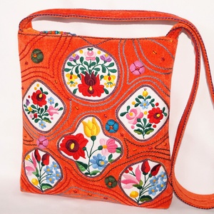 Színes, kézzel hímzett, kalocsai virágos, narancssárga, közepes méretű, cipzáros egyedi női válltáska belső zsebekkel 7. - táska & tok - kézitáska & válltáska - vállon átvethető táska - Meska.hu