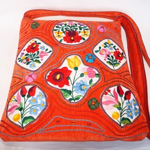 Színes, kézzel hímzett, kalocsai virágos, narancssárga, közepes méretű, cipzáros egyedi női válltáska belső zsebekkel 7. - táska & tok - kézitáska & válltáska - vállon átvethető táska - Meska.hu