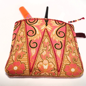 Bordó, barack, virágos, batikolt fesztivál tartóka, kozmetikai táska, cipzáros indonéz batikolt pamutvászon neszesszer - táska & tok - neszesszer - Meska.hu