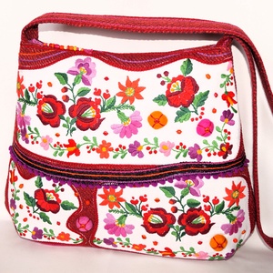 Színes, kézzel hímzett kalocsai virágos hímzett textíliából készült, nagy méretű egyedi női pakolós cipzáros válltáska 3 - táska & tok - kézitáska & válltáska - nagy pakolós táska - Meska.hu Színes, kézzel hímzett kalocsai virágos hímzett textíliából készült, nagy méretű egyedi női pakolós cipzáros válltáska 3 - táska & tok - kézitáska & válltáska - nagy pakolós táska - Meska.hu