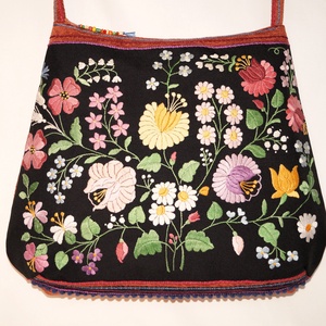 Fekete, kézzel hímzett, pasztel virágos hímzett textíliából készült, nagy méretű egyedi női pakolós cipzáros válltáska  - Meska.hu