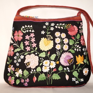 Fekete, kézzel hímzett, pasztel virágos hímzett textíliából készült, nagy méretű egyedi női pakolós cipzáros válltáska  - táska & tok - kézitáska & válltáska - nagy pakolós táska - Meska.hu