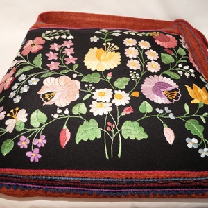 Fekete, kézzel hímzett, pasztel virágos hímzett textíliából készült, nagy méretű egyedi női pakolós cipzáros válltáska  - táska & tok - kézitáska & válltáska - nagy pakolós táska - Meska.hu