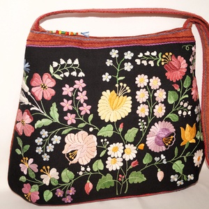 Fekete, kézzel hímzett, pasztel virágos hímzett textíliából készült, nagy méretű egyedi női pakolós cipzáros válltáska  - táska & tok - kézitáska & válltáska - nagy pakolós táska - Meska.hu