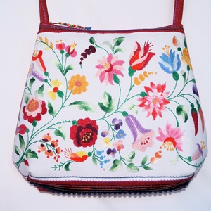 Színes, kézzel hímzett virágos hímzett textíliából készült, nagy méretű egyedi női pakolós cipzáros válltáska  - Meska.hu