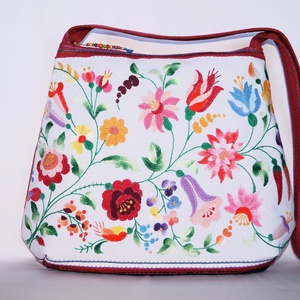 Színes, kézzel hímzett virágos hímzett textíliából készült, nagy méretű egyedi női pakolós cipzáros válltáska  - táska & tok - kézitáska & válltáska - nagy pakolós táska - Meska.hu