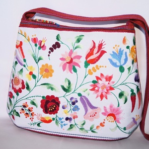 Színes, kézzel hímzett virágos hímzett textíliából készült, nagy méretű egyedi női pakolós cipzáros válltáska  - táska & tok - kézitáska & válltáska - nagy pakolós táska - Meska.hu