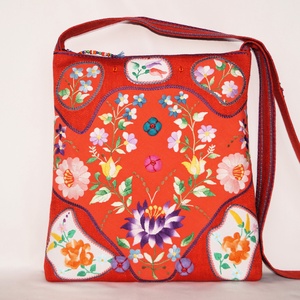 Színes, kézzel hímzett, kalocsai virágos, narancssárga, piros közepes méretű, cipzáros női válltáska belső zsebekkel  - Meska.hu