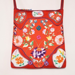 Színes, kézzel hímzett, kalocsai virágos, narancssárga, piros közepes méretű, cipzáros női válltáska belső zsebekkel  - táska & tok - kézitáska & válltáska - vállon átvethető táska - Meska.hu