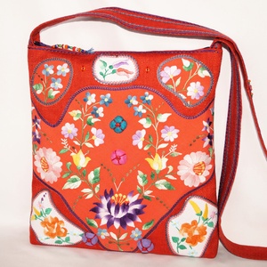 Színes, kézzel hímzett, kalocsai virágos, narancssárga, piros közepes méretű, cipzáros női válltáska belső zsebekkel  - táska & tok - kézitáska & válltáska - vállon átvethető táska - Meska.hu