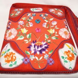 Színes, kézzel hímzett, kalocsai virágos, narancssárga, piros közepes méretű, cipzáros női válltáska belső zsebekkel  - táska & tok - kézitáska & válltáska - vállon átvethető táska - Meska.hu