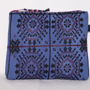 Kék, fekete, kézzel hímzett neszesszer, keresztszemes hímzett virágos kozmetikai táska, cipzáros neszesszer, tartóka - Meska.hu