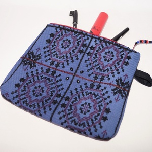 Kék, fekete, kézzel hímzett neszesszer, keresztszemes hímzett virágos kozmetikai táska, cipzáros neszesszer, tartóka - táska & tok - neszesszer - Meska.hu