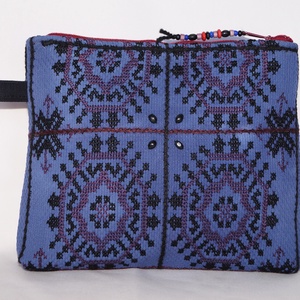 Kék, fekete, kézzel hímzett neszesszer, keresztszemes hímzett virágos kozmetikai táska, cipzáros neszesszer, tartóka - táska & tok - neszesszer - Meska.hu