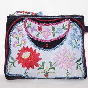 Kék, fekete kézzel hímzett neszesszer, színes virágos kozmetikai táska, cipzáros neszesszer, tartóka - Meska.hu