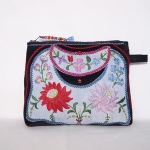 Kék, fekete kézzel hímzett neszesszer, színes virágos kozmetikai táska, cipzáros neszesszer, tartóka - táska & tok - neszesszer - Meska.hu