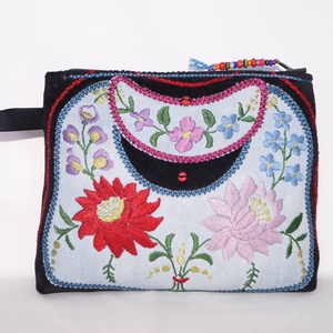 Kék, fekete kézzel hímzett neszesszer, színes virágos kozmetikai táska, cipzáros neszesszer, tartóka - táska & tok - neszesszer - Meska.hu