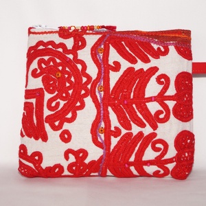 Piros, natúr, kézzel hímzett neszesszer, Kalotaszegi írásos kozmetikai táska, cipzáros neszesszer, tartóka - Meska.hu