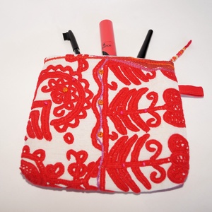 Piros, natúr, kézzel hímzett neszesszer, Kalotaszegi írásos kozmetikai táska, cipzáros neszesszer, tartóka - táska & tok - neszesszer - Meska.hu