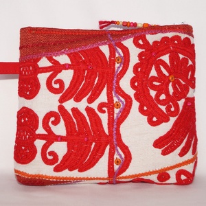 Piros, natúr, kézzel hímzett neszesszer, Kalotaszegi írásos kozmetikai táska, cipzáros neszesszer, tartóka - táska & tok - neszesszer - Meska.hu