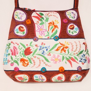 Színes, kézzel hímzett virágos hímzett textíliából készült, nagy méretű egyedi női pakolós cipzáros válltáska - táska & tok - kézitáska & válltáska - nagy pakolós táska - Meska.hu