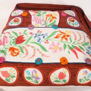 Színes, kézzel hímzett virágos hímzett textíliából készült, nagy méretű egyedi női pakolós cipzáros válltáska - táska & tok - kézitáska & válltáska - nagy pakolós táska - Meska.hu