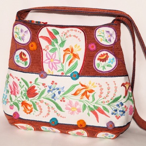 Színes, kézzel hímzett virágos hímzett textíliából készült, nagy méretű egyedi női pakolós cipzáros válltáska - táska & tok - kézitáska & válltáska - nagy pakolós táska - Meska.hu