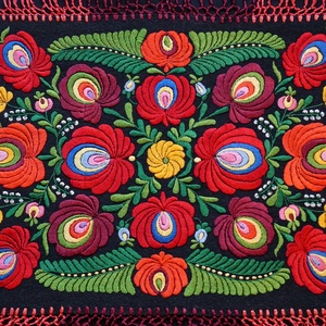 Színes, selyem, vintage matyó terítő, asztalközép, rojtokkal, mérete 49/36 cm. - otthon & életmód - lakástextil - abrosz, terítő - asztalközép terítő - Meska.hu