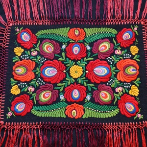 Színes, selyem, vintage matyó terítő, asztalközép, rojtokkal, mérete 49/36 cm. - Meska.hu
