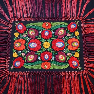 Színes, selyem, vintage matyó terítő, asztalközép, rojtokkal, mérete 49/36 cm. - otthon & életmód - lakástextil - abrosz, terítő - asztalközép terítő - Meska.hu