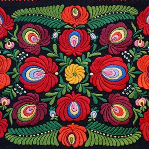 Színes, selyem, vintage matyó terítő, asztalközép, rojtokkal, mérete 49/36 cm. - otthon & életmód - lakástextil - abrosz, terítő - asztalközép terítő - Meska.hu
