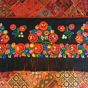 Színes virágos,  fekete gyapjúnemez, vintage virágos falikép, mérete 153/60 cm. - Meska.hu